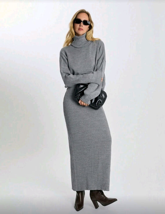 Fall Glamour: Redefining Elegance with Skirt and Turtleneck Pairing
